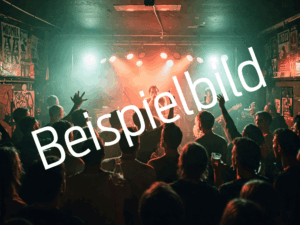 as Bild zeigt einen kleinen, schwach beleuchteten Club mit einer Band, die auf der Bühne spielt, und einer vielfältigen Gruppe von Menschen in ihren 30ern, die feiern und die Performance genießen. Die Band, möglicherweise eine Rock- oder Indie-Gruppe, ist energiegeladen und leidenschaftlich, wobei ein Sänger das Publikum mit seiner Performance fesselt. Das Publikum ist eine Mischung aus Männern und Frauen, gekleidet in Freizeitkleidung, einige mit Getränken in der Hand, andere schwingen und singen mit. 